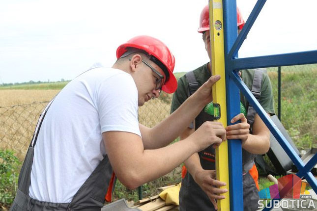 Učenici Politehničke škole grade letnju kuhinju za migrante