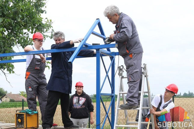 Učenici Politehničke škole grade letnju kuhinju za migrante