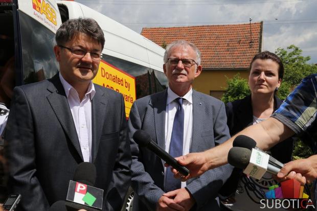 Donirano specijalizovano vozilo za decu Doma "Kolevka"