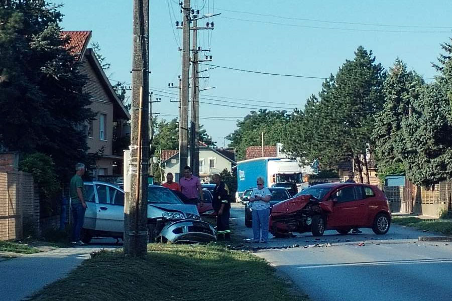 Direktan sudar dva automobila na Makovoj, više povređenih