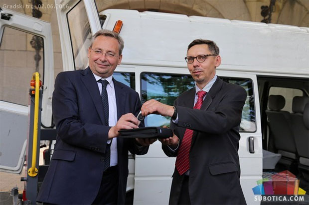 Donirano specijalno vozilo namenjeno za prevoz osoba sa invaliditetom