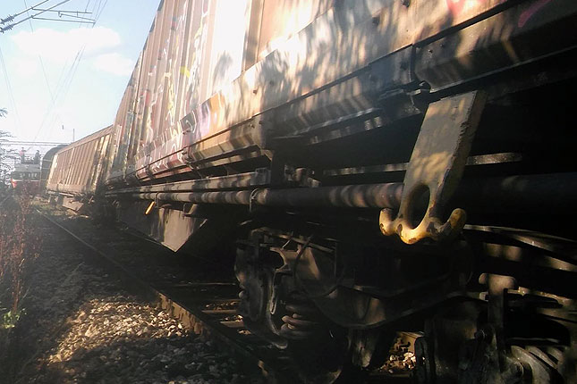 Teretni voz iskočio iz šina kod stanice "Naumovićevo"