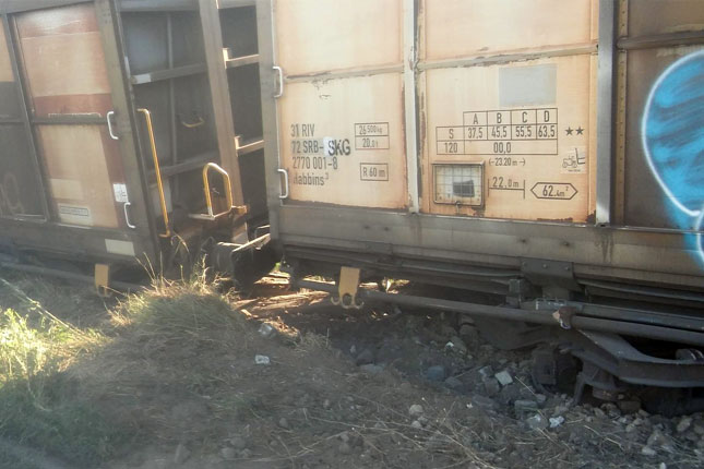 Teretni voz iskočio iz šina kod stanice "Naumovićevo"