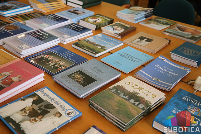Gradska biblioteka dobila 100 knjiga o bunjevačkoj kulturi i tradiciji