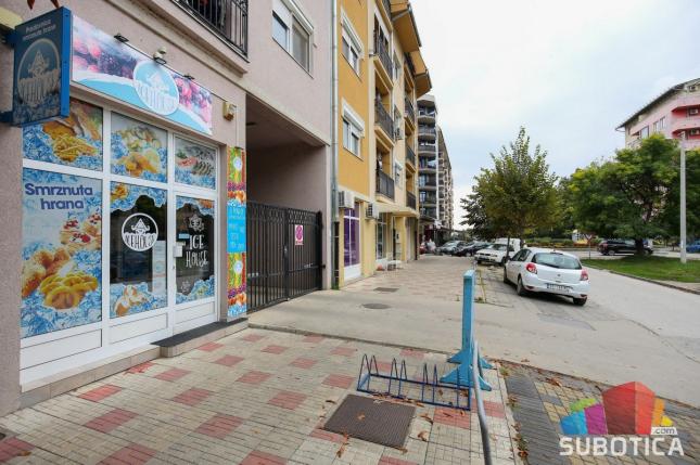 Širok izbor smrznute hrane u prodavnici "Ice House"