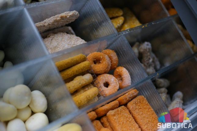 Širok izbor smrznute hrane u prodavnici "Ice House"