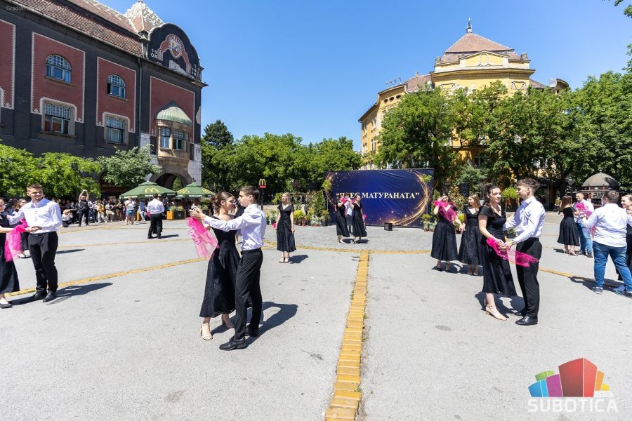Valcerom ispratili srednjoškolske dane: Maturanti plesali u centru grada