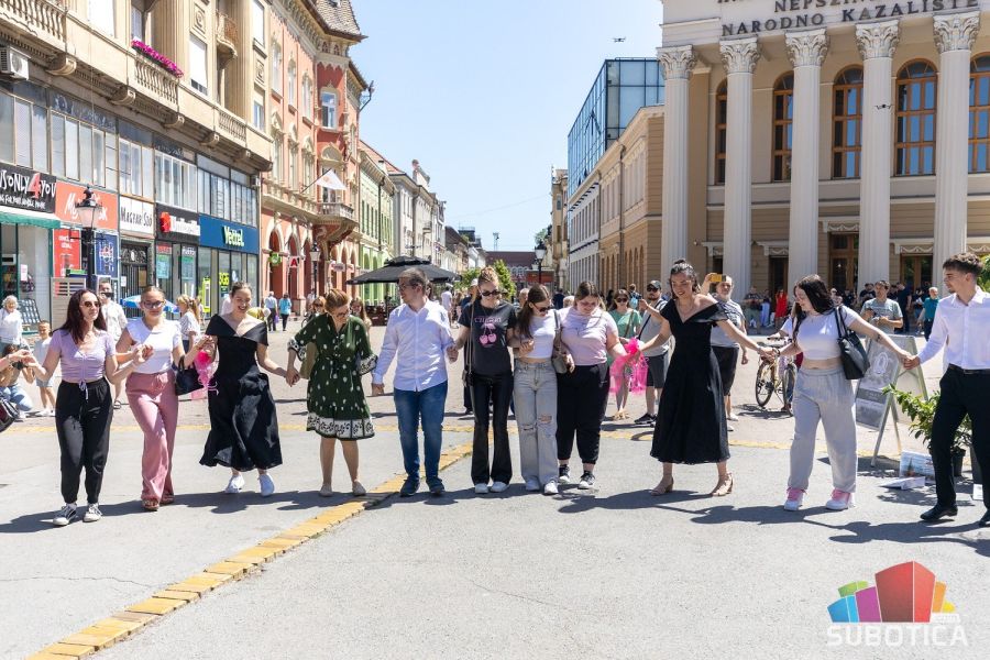 Valcerom ispratili srednjoškolske dane: Maturanti plesali u centru grada