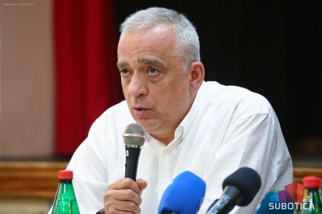 Meštani Hajdukova: Migranata je manje, taksisti nam prave probleme