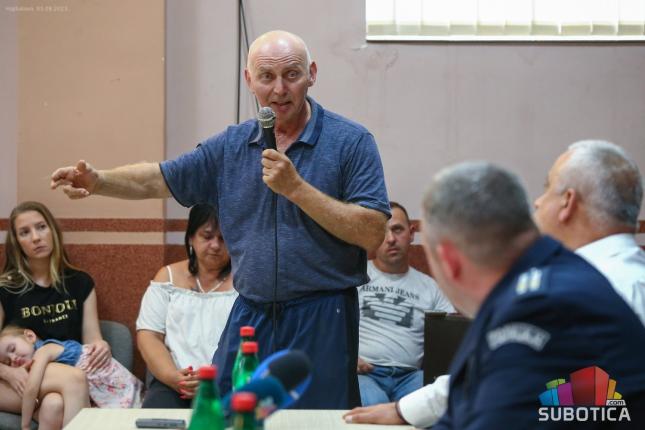 Meštani Hajdukova: Migranata je manje, taksisti nam prave probleme