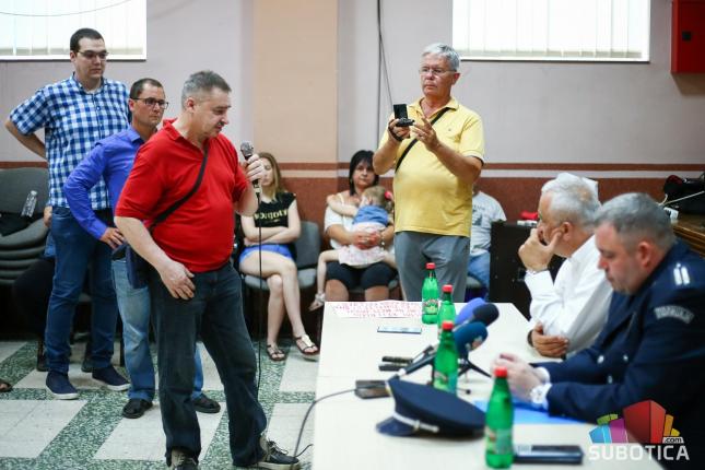 Meštani Hajdukova: Migranata je manje, taksisti nam prave probleme