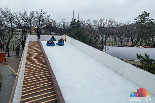 Ledeni tobogan u centru grada počeo sa radom