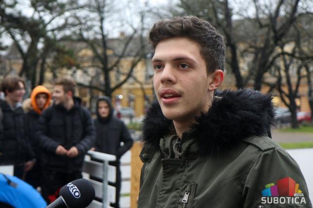 Ledeni tobogan u centru grada počeo sa radom