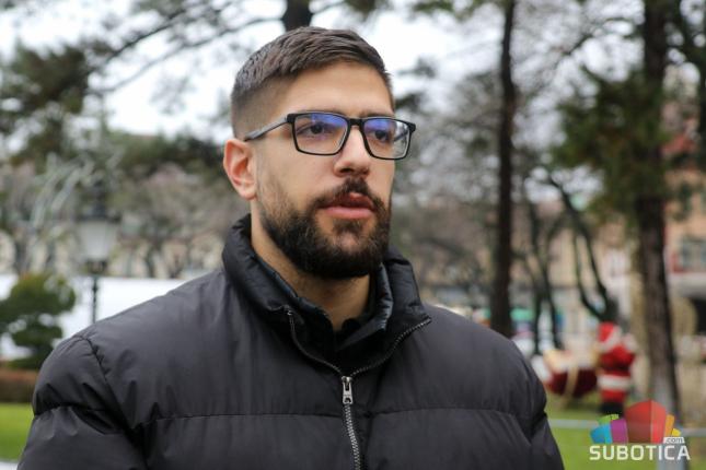 Ledeni tobogan u centru grada počeo sa radom