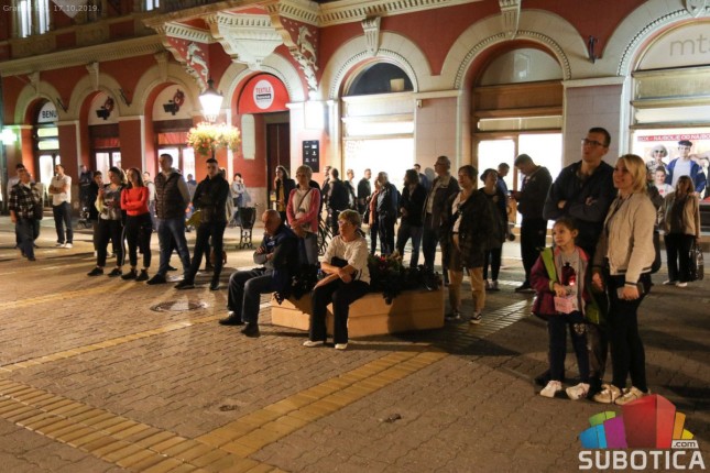 Pesmom pomažu bolesnoj devojčici