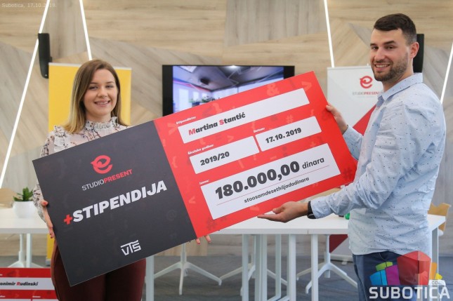 IT kompanija dodelila tri stipendije studentima VTŠ-a