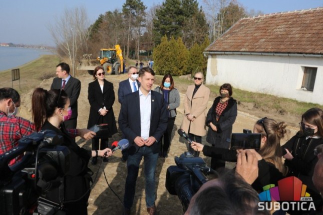 U toku izgradnja biciklističke staze uz istočnu obalu, problem meštana sa suprotne strane će se rešavati uskoro