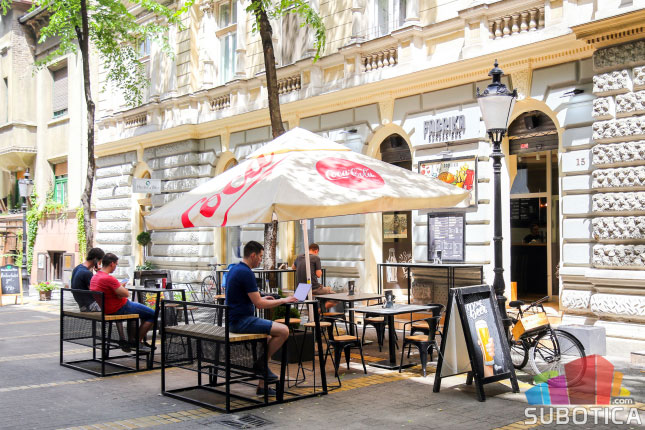 Drugi rođendan Burger bara "Fabrika"