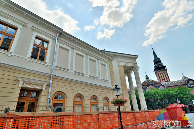 Vratilo se lice Subotice - otkrivena prednja fasada Narodnog pozorišta!