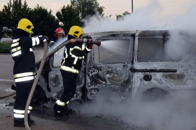 Ugasili zapaljeni kombi na pumpi na auto-putu, spaseni putnici i pas
