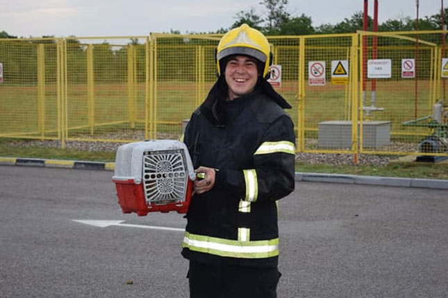 Ugasili zapaljeni kombi na pumpi na auto-putu, spaseni putnici i pas