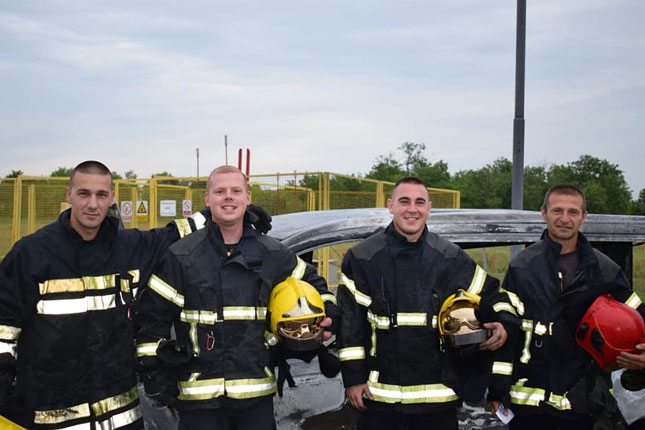 Ugasili zapaljeni kombi na pumpi na auto-putu, spaseni putnici i pas