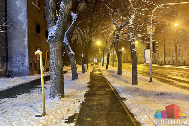 Zimska služba uklanjala sneg sa saobraćajnica i posipala ulice solju