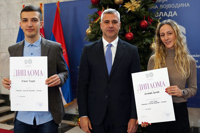 Pokrajinska vlada nagradila najdarovitije učenike i njihove mentore