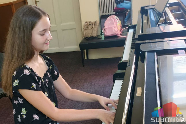 Učenica Muzičke škole Jelena Popović, višestruko nagrađivana mlada pijanistkinja