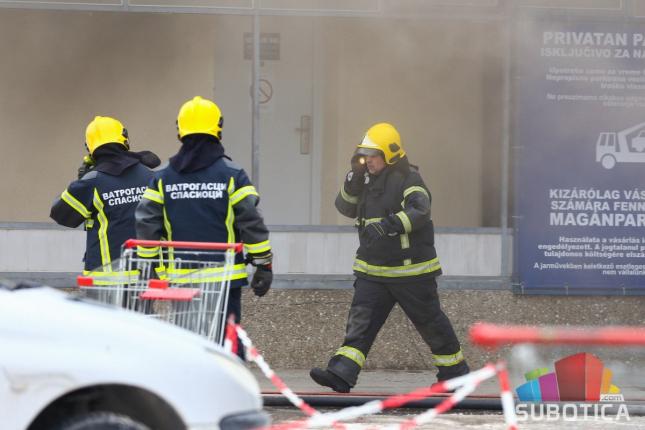 Lokalizovan požar u marketu „Svetofor“, u gašenju učestvovalo 40 vatrogasaca