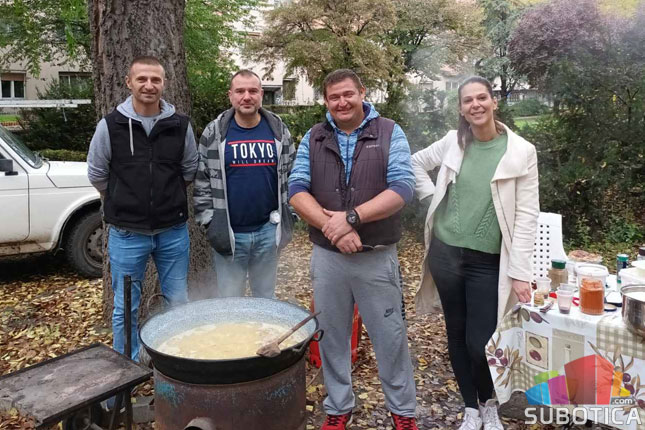 Na humanitarnom bazaru prikupljeno više od 300 hiljada dinara za Melindu, Lea i Leonu