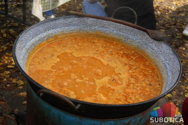 Na humanitarnom bazaru prikupljeno više od 300 hiljada dinara za Melindu, Lea i Leonu