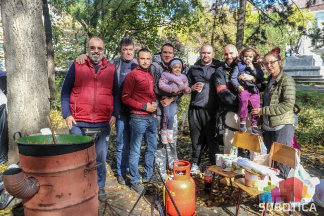 Na humanitarnom bazaru prikupljeno više od 300 hiljada dinara za Melindu, Lea i Leonu