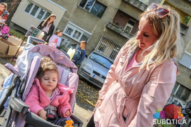 Na humanitarnom bazaru prikupljeno više od 300 hiljada dinara za Melindu, Lea i Leonu