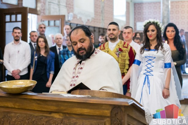 Mladenci u tradicionalnim odorama uplovili u bračne vode