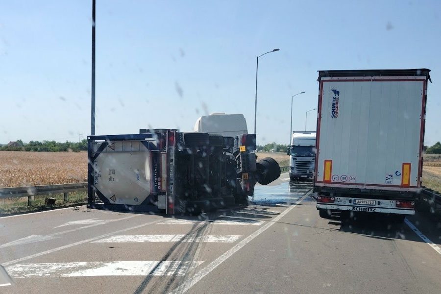 Kod izlaza na auto-put (jug) prevrnuo se kamion-cisterna, saobraćaj bio privremeno preusmeren