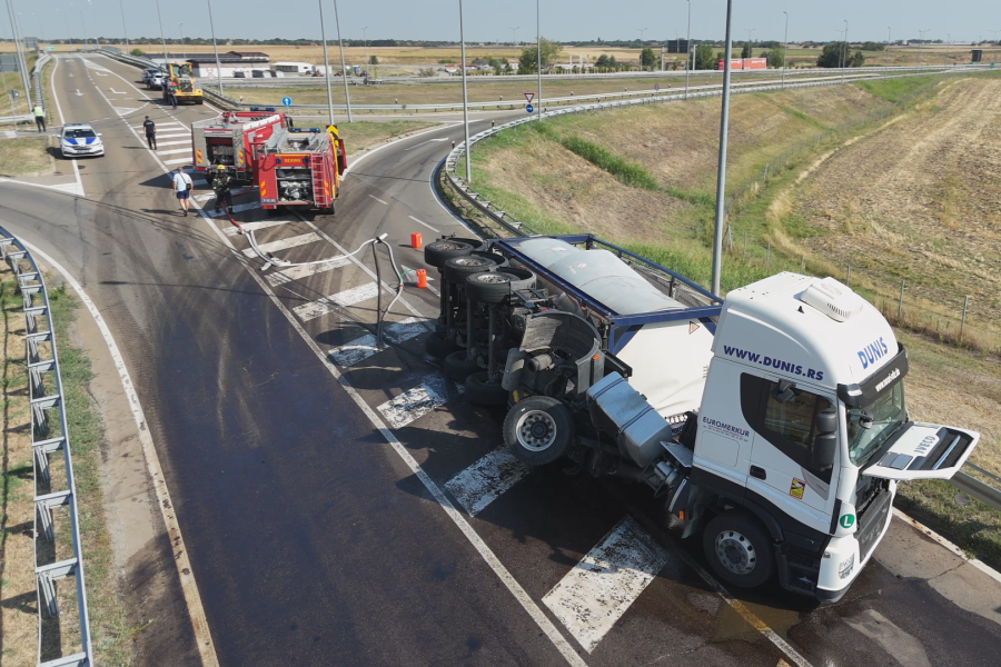 Kod izlaza na auto-put (jug) prevrnuo se kamion-cisterna, saobraćaj bio privremeno preusmeren