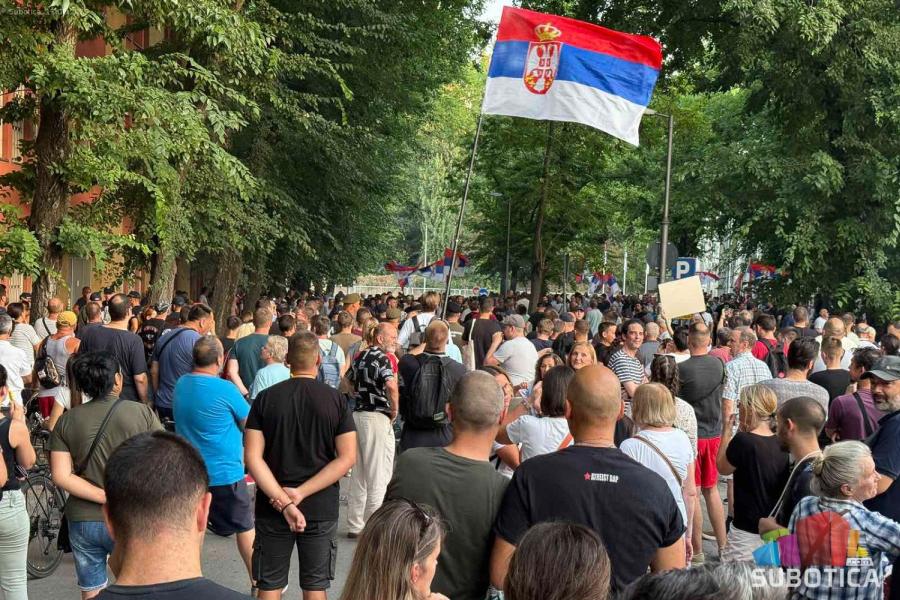 Mirno, ali napeto veče ispred prostorija SNS-a u Subotici