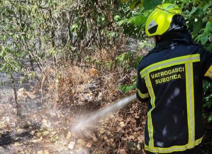 U ravnici nema predaha – vatrogasci danonoćno u akciji