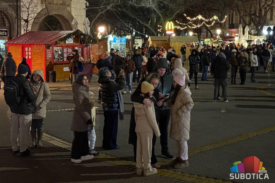 Mirna noć bez incidenata, ali uz mnogo pirotehnike - spontani doček u centru, rođena prva beba u 2026.