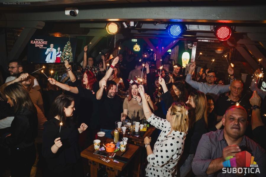 Mirna noć bez incidenata, ali uz mnogo pirotehnike - spontani doček u centru, rođena prva beba u 2026.