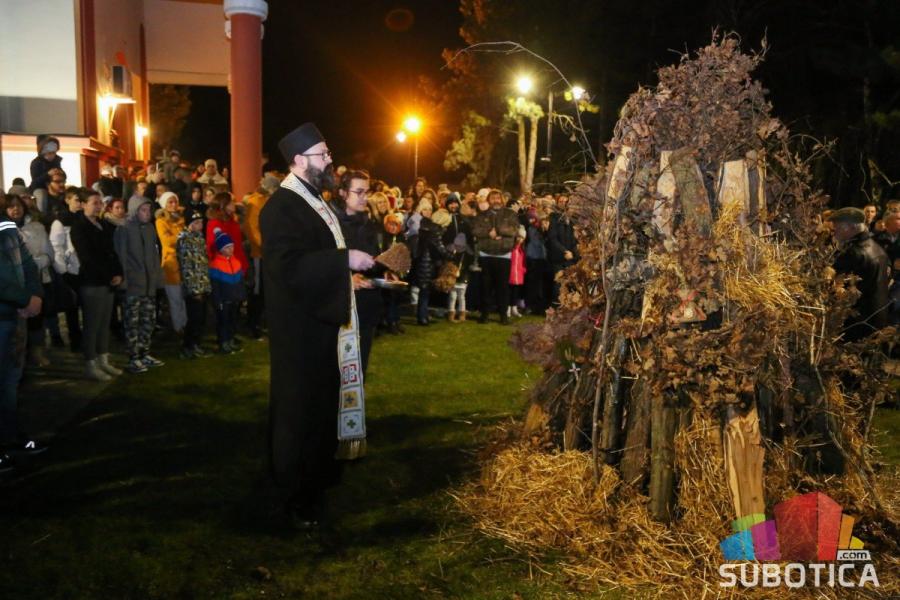 Kraj tradicije: Nema više paljenja badnjaka na Trgu i organizovanog odlaska u šumu