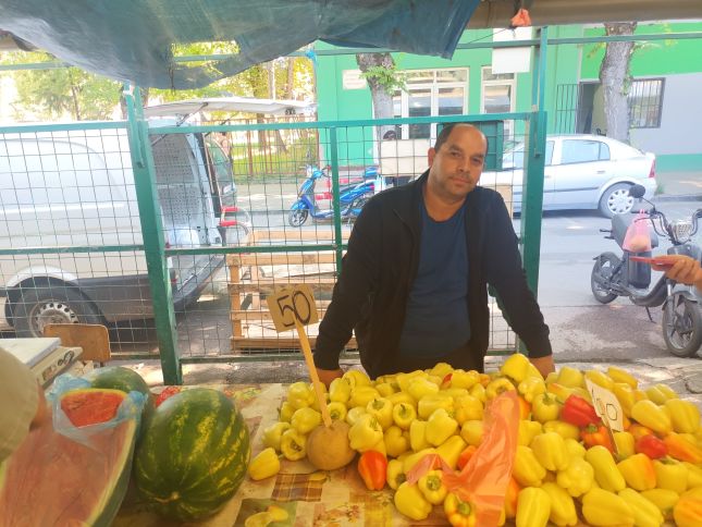 Sezona pripreme zimnice može da počne - bogata ponuda voća i povrća na pijacama