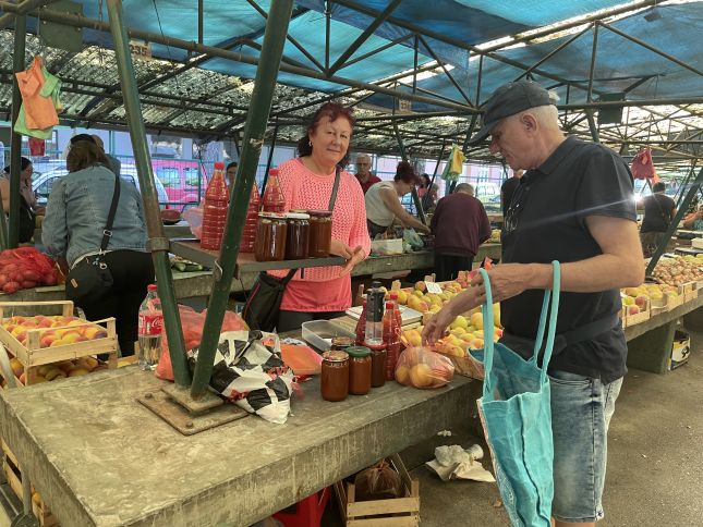 Sezona pripreme zimnice može da počne - bogata ponuda voća i povrća na pijacama