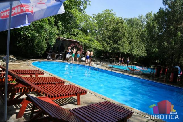 Leto na "Campingu" - kupanje, letnje žurke i zabavni sadržaji za sve generacije