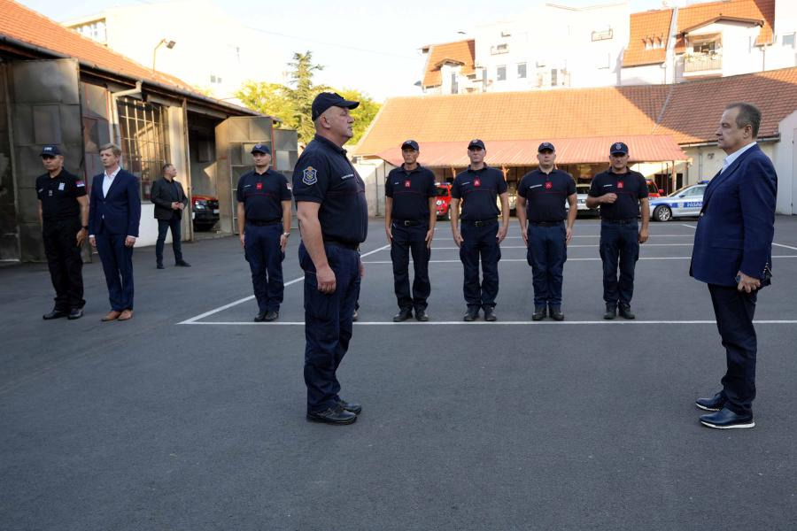Ministar Dačić obišao policiju i vatrogasce u Subotici