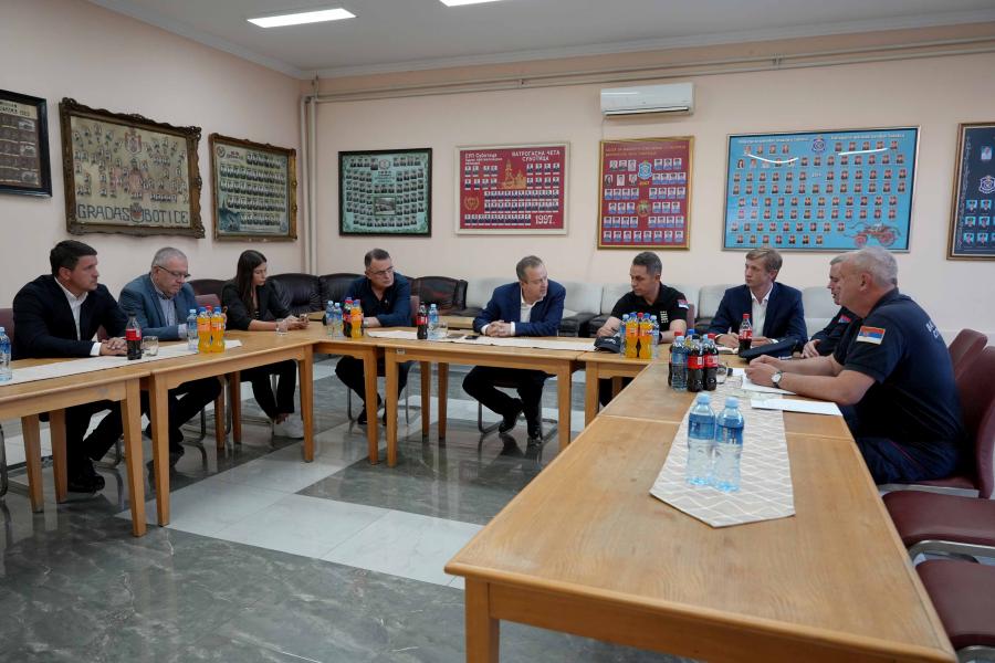 Ministar Dačić obišao policiju i vatrogasce u Subotici
