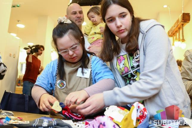 Šarene čarape u znak podrške osobama sa Daunovim sindromom!