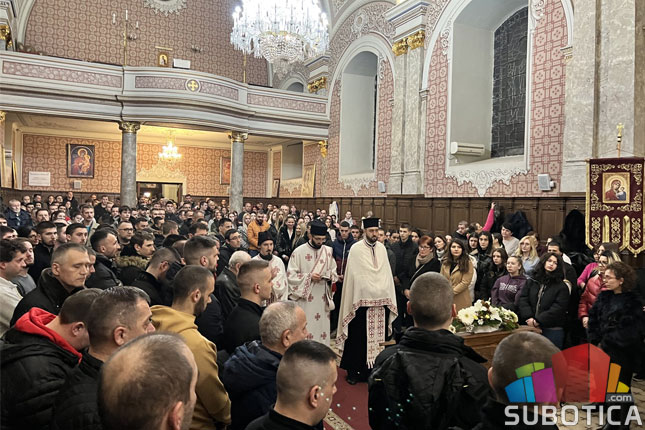 Tradicija paljenja badnjaka na Gradskom trgu ipak se nastavlja