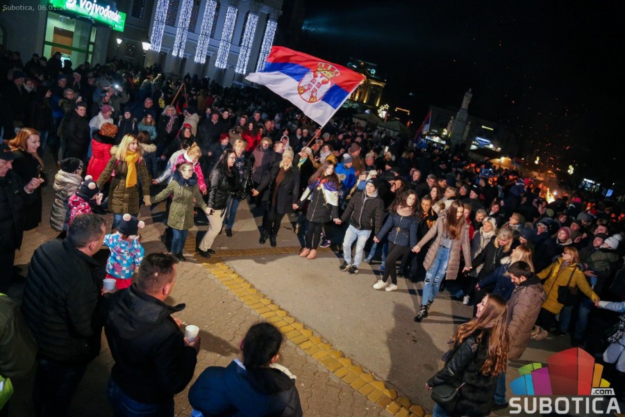 Tradicija paljenja badnjaka na Gradskom trgu ipak se nastavlja